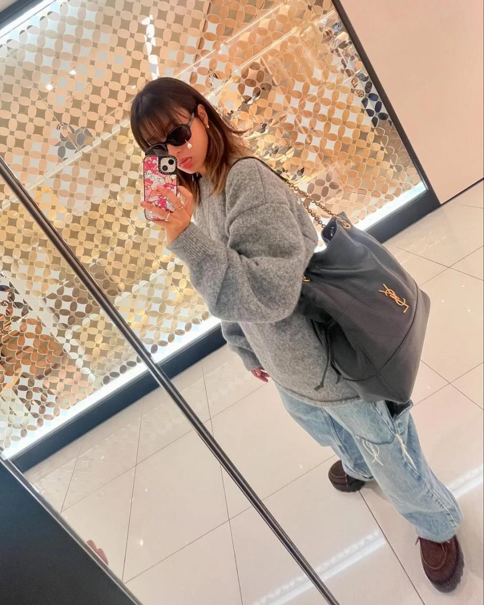 在一次私著中,韓孝周以 Miu Miu 厚底麂皮鞋做搭配,該鞋款運用中性的鞋型為基底,加上類似登山繩的設計作為鞋帶,整體集結個性、甜美於一身