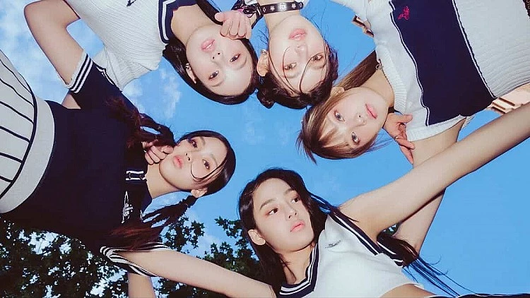 HYBE 娛樂旗下的 ADOR 娛樂在 2022 年推出的 5 人女團 NewJeans，由王牌製作人閔熙珍打造，不論是音樂風格與視覺都極具辨識度，出道不久便打破多項紀錄成為五代最具代表性的女團，甚至成為最快達到 10 億 Spotify 串流量的 K-pop 明星。