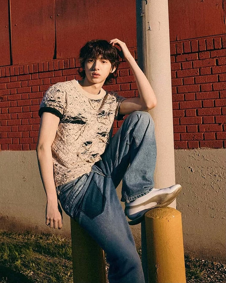 其中近日剛剛滿 18 歲的金主訓,其實在國小便以模特兒身份出道,因為清秀的外型讓他在國中時便收到多家經紀公司的邀約成為偶像練習生,最終受到 BTS 的影響因此選擇進入 Bighit Music,並只靠著經歷一年半的練習生涯便成為 CORTIS 的一員出道。