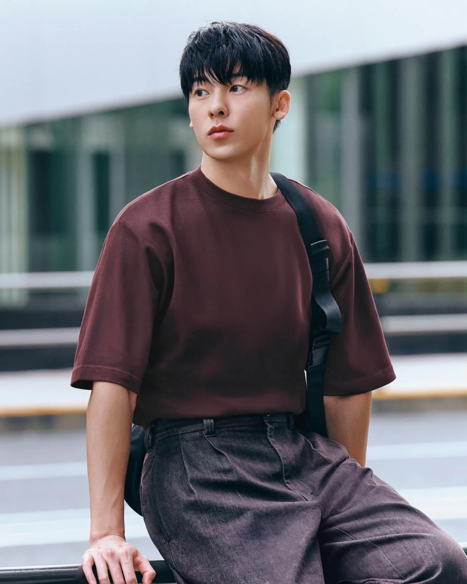 在率先釋出的形象照中,許光漢身著品牌Uniqlo U、JW Anderson聯名以及話題度十足的 C 系列單品,其中最適合男女共穿的款式分別是 JW Anderson 中的牛津寬版襯衫,以 及U 系列中的 AIRism 棉質寬版圓領T恤,許太太可藉由這一波的許光漢穿搭照,輕輕鬆鬆搶下男神同款穿搭!