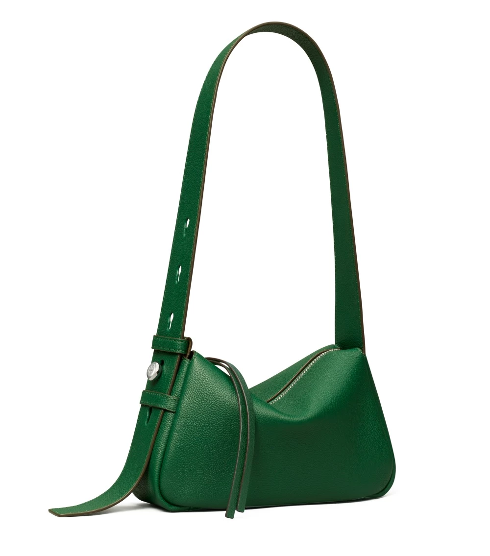Tory Burch「Romy」系列中全新肩背包以柔軟的結構線條勾勒俐落輪廓,結合寬背帶設計,加上可調式金屬扣環不僅方便調節長度,更成為整體造型的亮點細節,簡約之中有著率性的時髦態度!