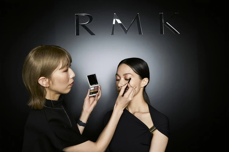 RMK川崎莉乃彩妝師示範最新妝容趨勢