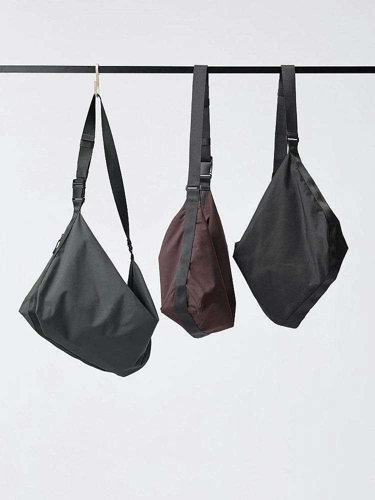 這款話題肩背包將於9月26日正式開賣，售價僅NT$790，不僅延續「Uniqlo U」系列一貫的極簡精神，更加入Christophe Lemaire標誌性的功能美學。如此親民的價格，卻能入手出自Hermès前創意總監之手的設計作品，建議鎖定首波開賣，否則很可能一上架就立刻售罄！