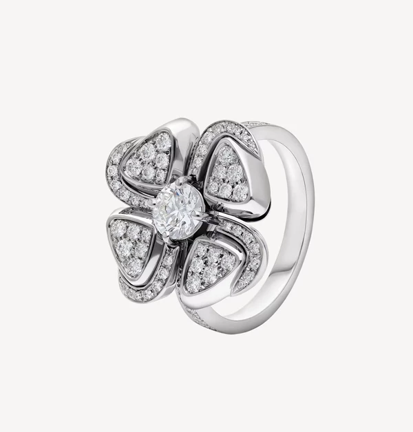 寶格麗「Fiorever」18K白金鑲鑽戒指,約NTD 713,000
