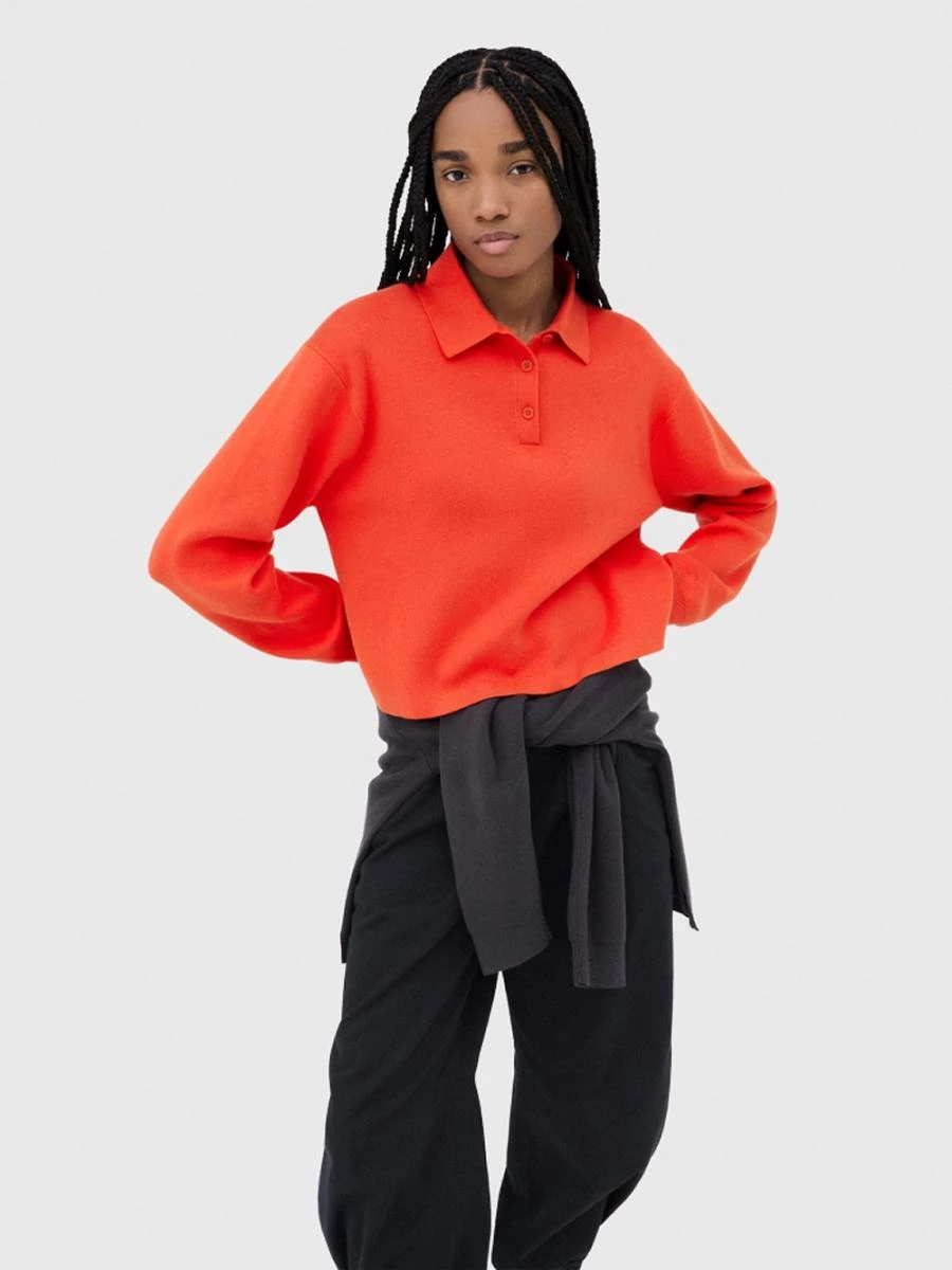 這次 Uniqlo × JW Anderson 2025秋冬聯名系列,兼顧了設計感與實穿性。由現任 Dior 創意總監的 Jonathan Anderson 全權操刀,在平價時尚中注入高端設計語彙,為消費者開啟一條親近「大師設計」的捷徑。