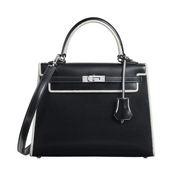 凱莉包是 Hermès 的當家花旦，這次品牌將一項源自阿根廷馬術裝飾傳統的編織工藝融入其中，其精緻的編織線條圍繞於包身之上，讓整體呈現出更為童趣的樣態。