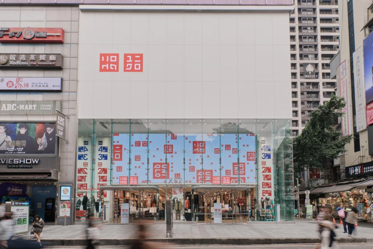 Uniqlo 西門店橫跨 B2 到 2 樓、總面積超過五百六十坪的寬敞空間，從外觀到內部都以全新的樣貌演繹品牌的國際視野。