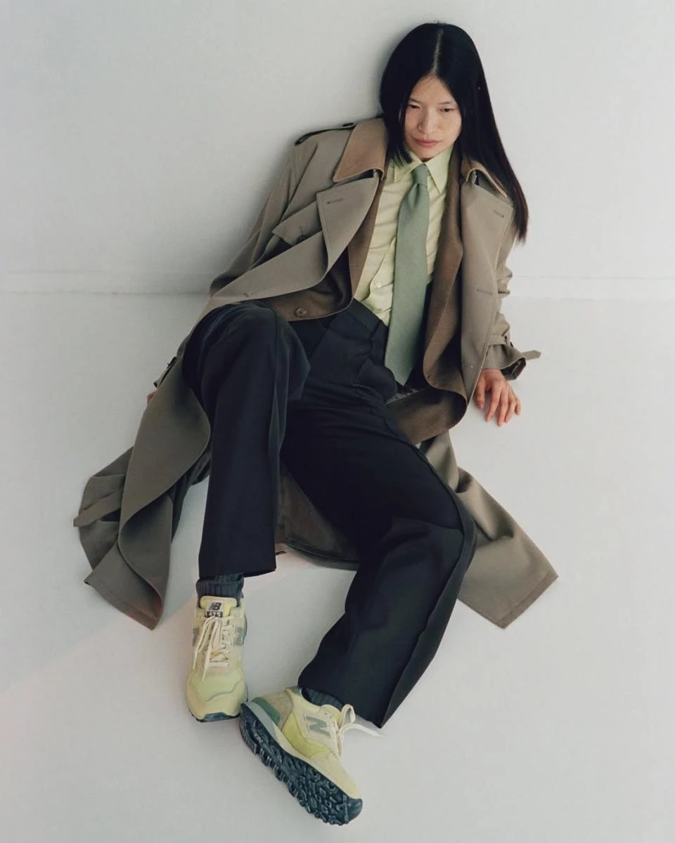 若選色上較沒有把握，不如挑選一些無法被明確分類的曖昧色彩，例如前幾年流行的莫蘭迪色就是很好的選擇，像是豆沙粉、灰藍、霧紫等莫蘭迪色溫柔又顯氣質，對黃皮非常友好。