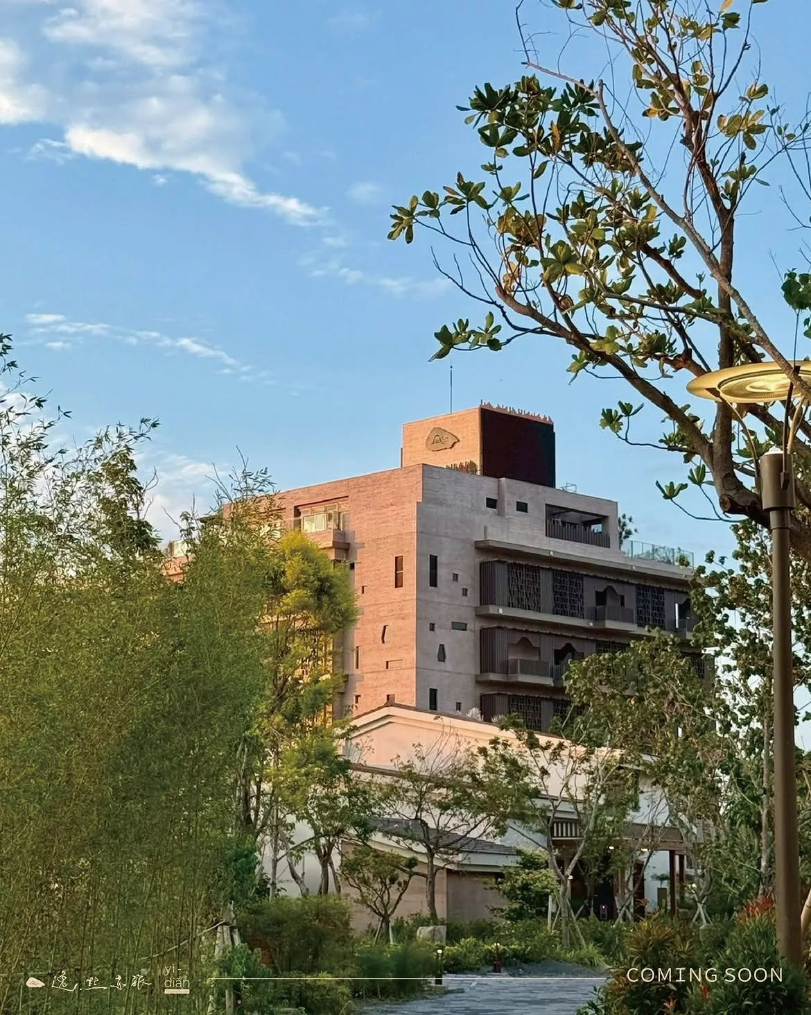 整座「逸點亦旅」佔地約 6.3 公頃,依照基地環境規劃為中央主棟飯店,以及北、南兩大 Villa 區域。中央主棟飯店預計規劃約 130 間客房,並設有會議室、酒吧、餐廳與無邊際泳池等設施。建築採低伏姿態,讓主體量體隱身於濕地與城市之間,透過錯落的陽台與大片窗景,將夕陽、綠意、鹽田與魚塭水鄉風景引入室內。房型從標準客房到擁有 270 度景觀的轉角房,皆能欣賞周邊自然景致。