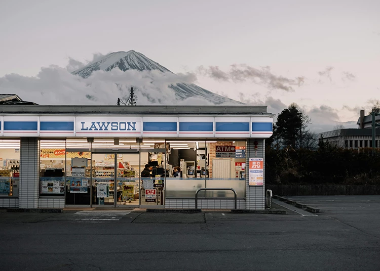 面對熊患帶來的安全風險,日本 3 大連鎖便利商店包括全家、7-Eleven 和 Lawson,也都紛紛採取因應措施。