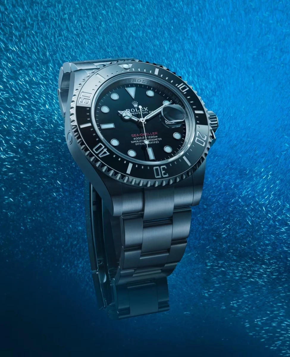 1967年問世的 Sea-Dweller 正是為飽和潛水（Saturation Diving）而生：首度導入專利排氦閥（Helium Escape Valve），在減壓過程中自動釋放滲入錶殼的氦分子，避免內壓過大造成鏡面脫落或機芯受損。