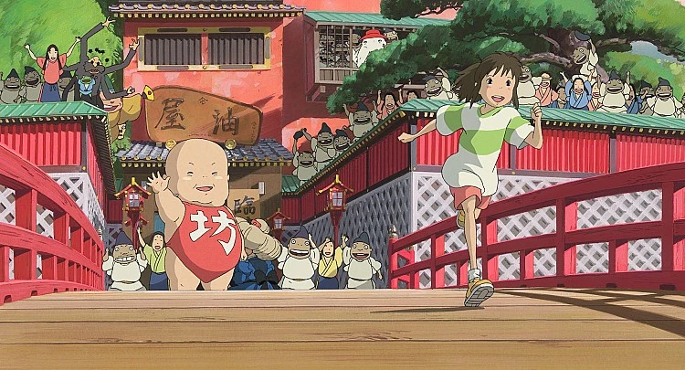 2001 年上映且稱霸日本票房冠軍長達 19 年的神作《神隱少女》，由宮崎駿編導、吉卜力工作室打造，故事講述少女千尋誤入神靈世界，父母因貪吃變成豬，她必須在湯婆婆經營的澡堂打工，並在此過程中逐漸成長，最後找到勇氣拯救父母並返回人類世界。