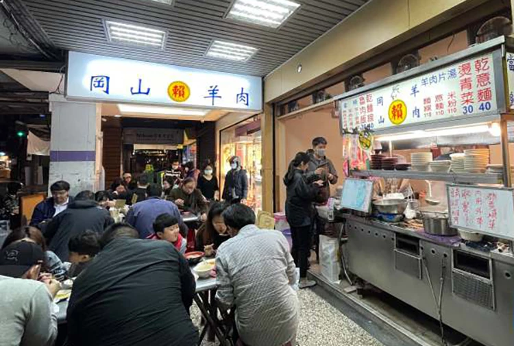 新店美食推薦「賴岡山羊肉」!滷肉飯滿滿膠質 ,帶皮羊肉湯讚到google給4.5顆星!