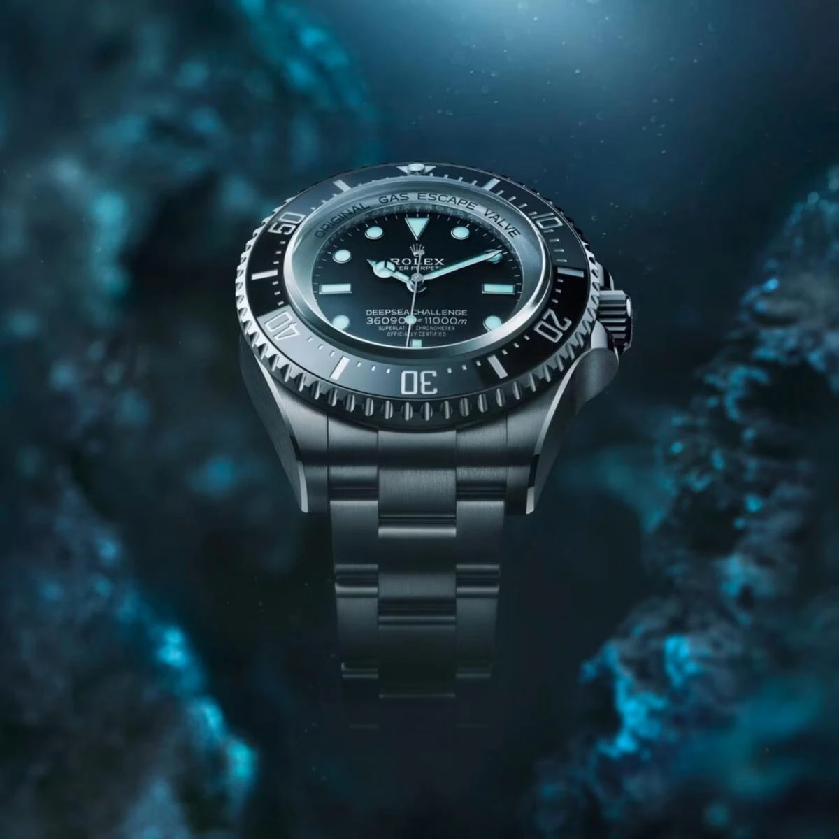 Rolex 2022年問世的 Deepsea Challenge，採用輕盈卻極度堅韌的 RLX 鈦（5級鈦合金）打造50毫米大尺寸錶殼與鍊帶，透過材質革新與結構優化，大幅減輕重量，同時完整保留「Ringlock 系統＋排氦閥」的承壓核心，將防水性能直接推進至驚人的11,000公尺（36,090呎）。