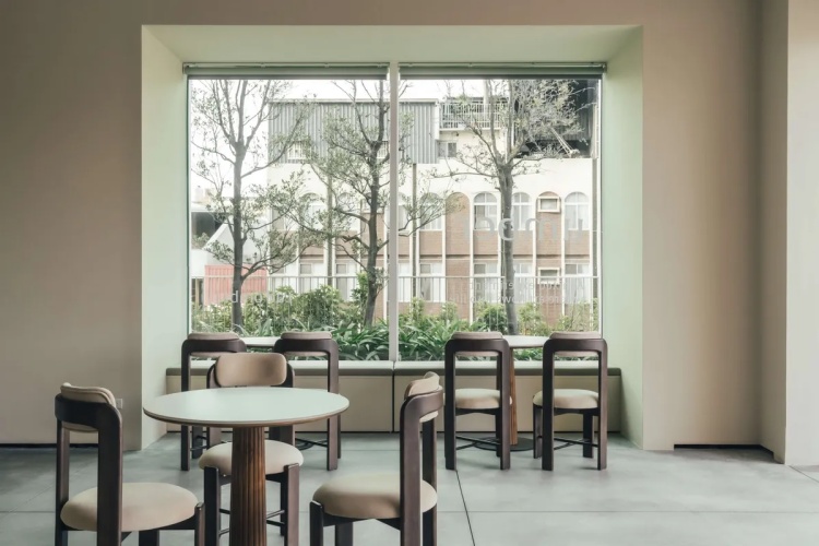 台南市美術館|褐 umber 空間設計簡約俐落,帶著藝術氛圍,讓人一走進就自然放慢腳步。坐下來翻書、搭配精緻甜點與鹹食,啜飲咖啡,能將展覽帶來的感受轉化為日常的靈感。