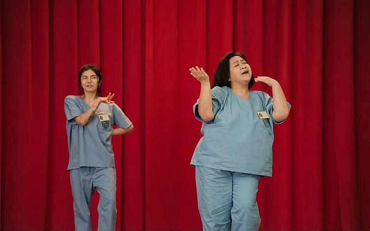 《陽光女子合唱團》療癒金句：「在這裡我們只是編號，但當我們開口唱歌時，我們才記起了自己是誰。」