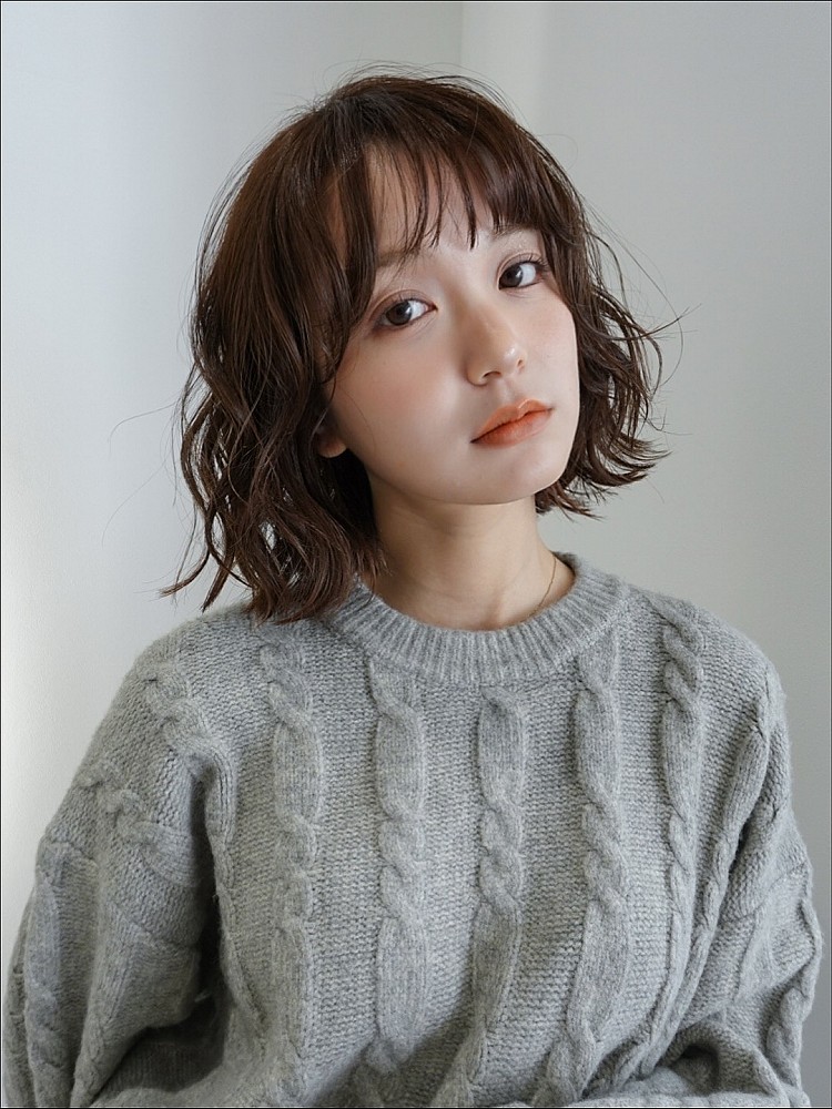 深棕色髮型推薦14：水波捲短髮