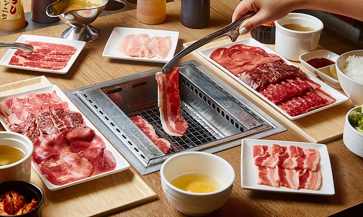 三重 CITYLINK 日前公布首波開幕店家，大多以餐飲為主，包括主打一個人也能輕鬆吃的 「燒肉 LIKE」、日本人氣豬排名店 「杏子豬排」、家庭友善的日式定食 「大戶屋」，以及學生與上班族都喜歡的 「CoCo 壱番屋咖哩」、韓式料理方面則有招牌豆腐鍋與韓式套餐的 「北村豆腐家」、日式迴轉壽司品牌 「壽司郎」。病還有手搖飲代表 「迷客夏」，讓許多在地人不需要花費太多時間便能品嚐到來日、韓的人氣美食。