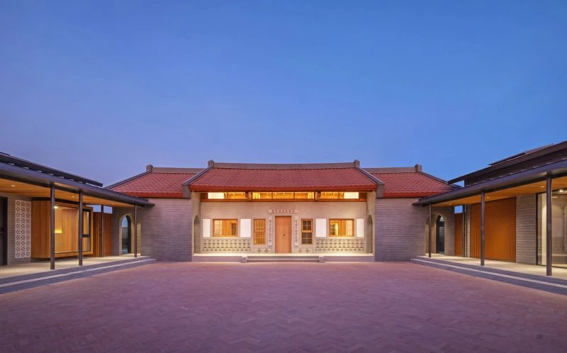 隱身於台南新市區的私宅「恬園」,是一座融合傳統與當代語彙的全新三合院建築。由潘冀聯合建築師事務所(JJP Architects and Planners)規劃設計,以「轉譯台灣古厝文化」為核心概念,重新詮釋紅瓦、木構與清水混凝土的細膩層次。建築以現代工法延續合院精神,串連世代記憶,形塑一處承載家族情感與土地溫度的生活場域。「恬園」不僅展現台灣建築語彙的再生美學,更為南台灣注入一座靜謐而詩意的地標。