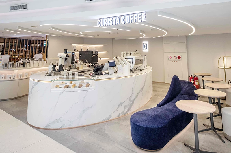 「CURISTA COFFEE 奎士咖啡」SOGO忠孝店請來五星級飯店御用團隊打造空間,流線弧形大理石吧台、極簡天花線條讓人彷彿置身藝廊。