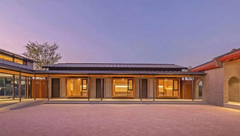 在傳統的三合院元素中,也可見新的語彙。建築師嘗試整合更多機能性,透過鋼筋混凝土的介入,建構出更完整的庭園。屋頂的木構造是這次設計的一大驚喜,不僅延續傳統的工藝技法,也在新與舊之間取得平衡。鋪設於內埕地面的清水交丁紅磚,不僅在肌理上呼應傳統建築的磚造質地,更成為象徵記憶銜接與時間沉澱的載體。