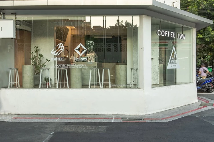 走進Coffee Law敦南旗艦店,很難不被那片混凝綠與大片落地窗吸引。
