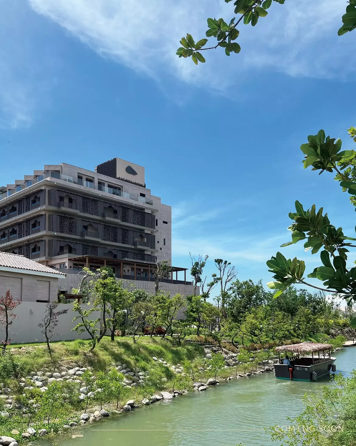 另一大特色則是 58 間獨棟 Villa。北、南兩區分別以「明日村」與「荷風村」為主題,依循水道與景觀配置不同房型,包含單戶、雙併及三併 Villa,每間皆擁有獨立出入口與庭園。除了自然景觀與 Villa 聚落,「逸點亦旅」最受到矚目的設計亮點,莫過於全台首座「水下美術館」。藝術空間以「慢活、感受、共生」為核心理念,讓藝術成為旅程本身的一部分,為旅人帶來不同於一般飯店的文化體驗。