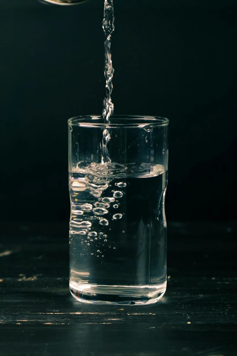 把喝水當成減脂的「開關」,往往比你想像的更有效。第一步,是在用餐前先喝水;研究顯示,餐前攝取約500毫升的水,可能透過增加胃部容積來提升飽足感,進而降低當餐的能量攝取;在搭配低熱量飲食時,也觀察到比單靠飲食調整更有利的減重結果。第二步,是用水取代含糖飲料;這不只是「少喝一杯」,而是直接刪掉一段幾乎沒有飽足感的隱形熱量;含糖飲料與體重增加風險的關聯,早已在多項研究中被反覆討論。第三步,切記不要把喝水變成硬灌;對健康成人而言,在短時間內大量灌水,可能增加低血鈉等風險,尤其在高溫或特殊狀況下更需留意。至於到底要喝多少水?美國國家醫學院提出的「成人每日總水分」(包含飲料與食物)足量攝取參考值為男性約3.7公升、女性約2.7公升,但實際仍應依身體條件、氣候與活動量彈性調整;喝得舒服、喝得持續,才是最重要的原則。