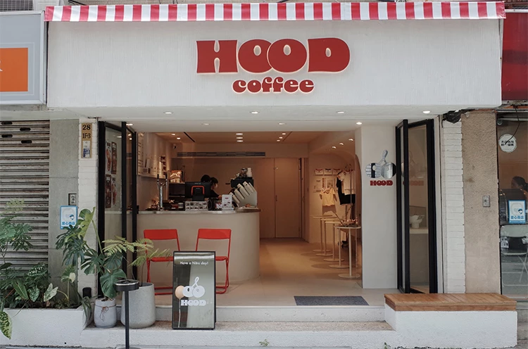 HOOD coffee整體呈現簡約明亮的風格,店內以乾淨的米白色貫穿,再加上品牌標誌性的櫻桃紅點綴。