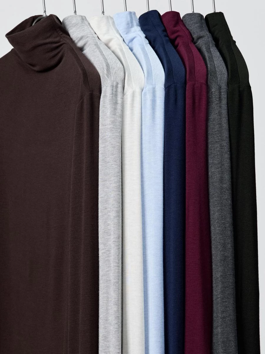 Uniqlo 指出,HEATTECH 發熱衣的保暖效果並非永久不變,而是會隨時間與使用狀況逐漸下降。官方提供了一個簡單的自我檢查方式:查看衣服內側的洗標數字。在洗標上的括號代碼中,第一個數字代表製造年份尾數,第二個數字則代表生產季節。例如「(04-12)」中的「0」表示2020年,「4」代表秋冬季節,意即該件發熱衣為2020年冬季生產。以官方建議的三年為基準,若已超過此時間,即使外觀看起來尚可,也可能因纖維吸濕發熱效率下降,而影響實際保暖度。這並非品質問題,而是功能性布料的正常老化現象。對於高度依賴發熱衣作為日常保暖層的人來說,定期檢視洗標年份,反而是維持體感舒適度的關鍵一步。