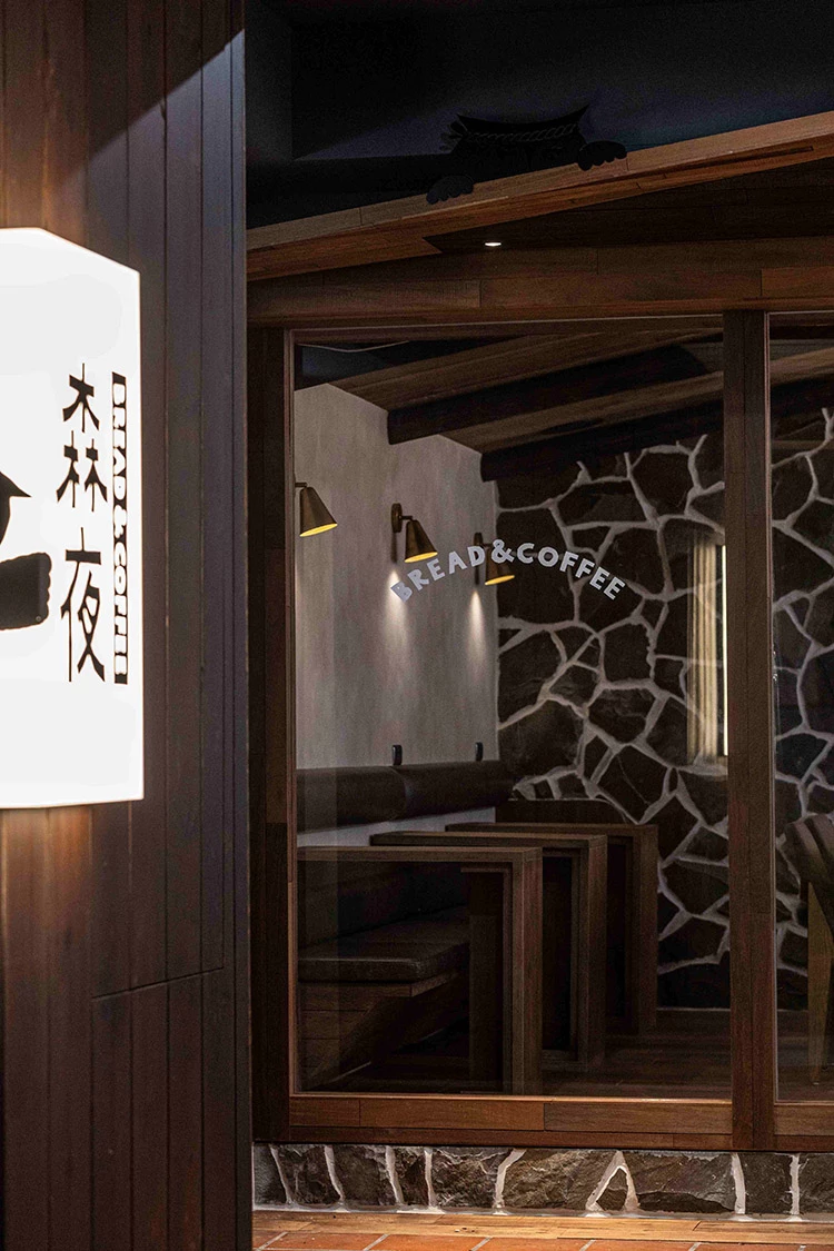 位在台北東區的Bread & Coffee,店門口有著大面的落地玻璃,可以直接看到店內。