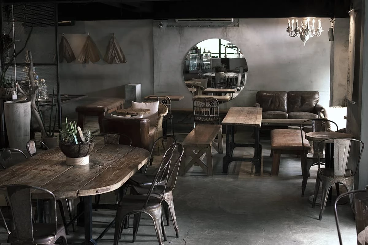 Costumice Café冷灰水泥牆搭配大量綠植、原木和藤編家具,牆面還掛著畫作與雕塑,讓人走進就被氛圍抓住