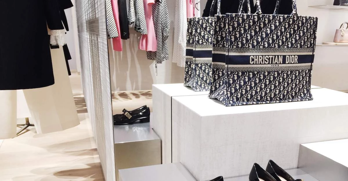 悄悄開幕,Dior 新光三越 A4 門市將18春夏秀上場景搬到櫥窗裡!