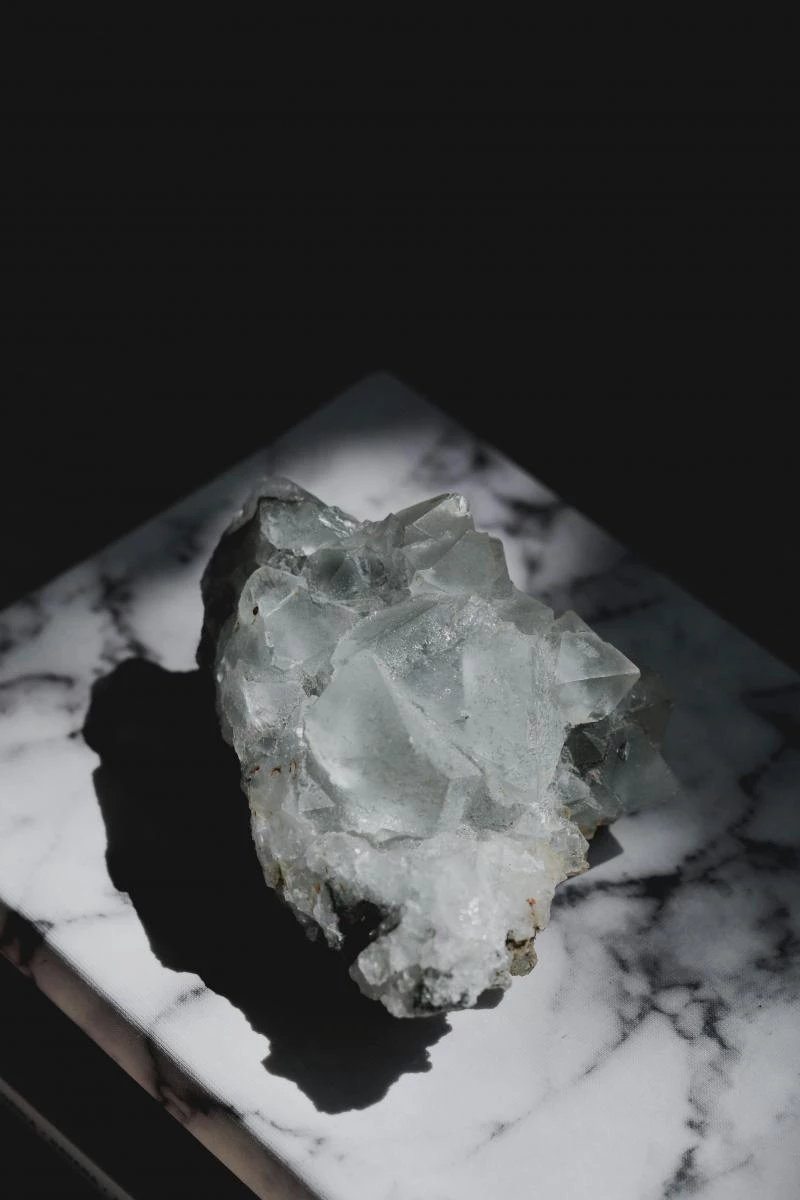 在中秋的月光下,某些水晶特別能展現強大的能量。白水晶被譽為「能量之王」,能放大並淨化所有磁場,是必備基礎石;玫瑰石英則與愛情、人際相關,在滿月能量下能更好地修補情感;紫水晶象徵智慧與直覺,幫助平衡內在與提升靈性;而黃水晶則能帶來財運與豐盛,尤其中秋時放於月光下,更有聚財之效。建議將水晶放置在能直接接受月光的窗邊或戶外,約6小時效果最佳。
