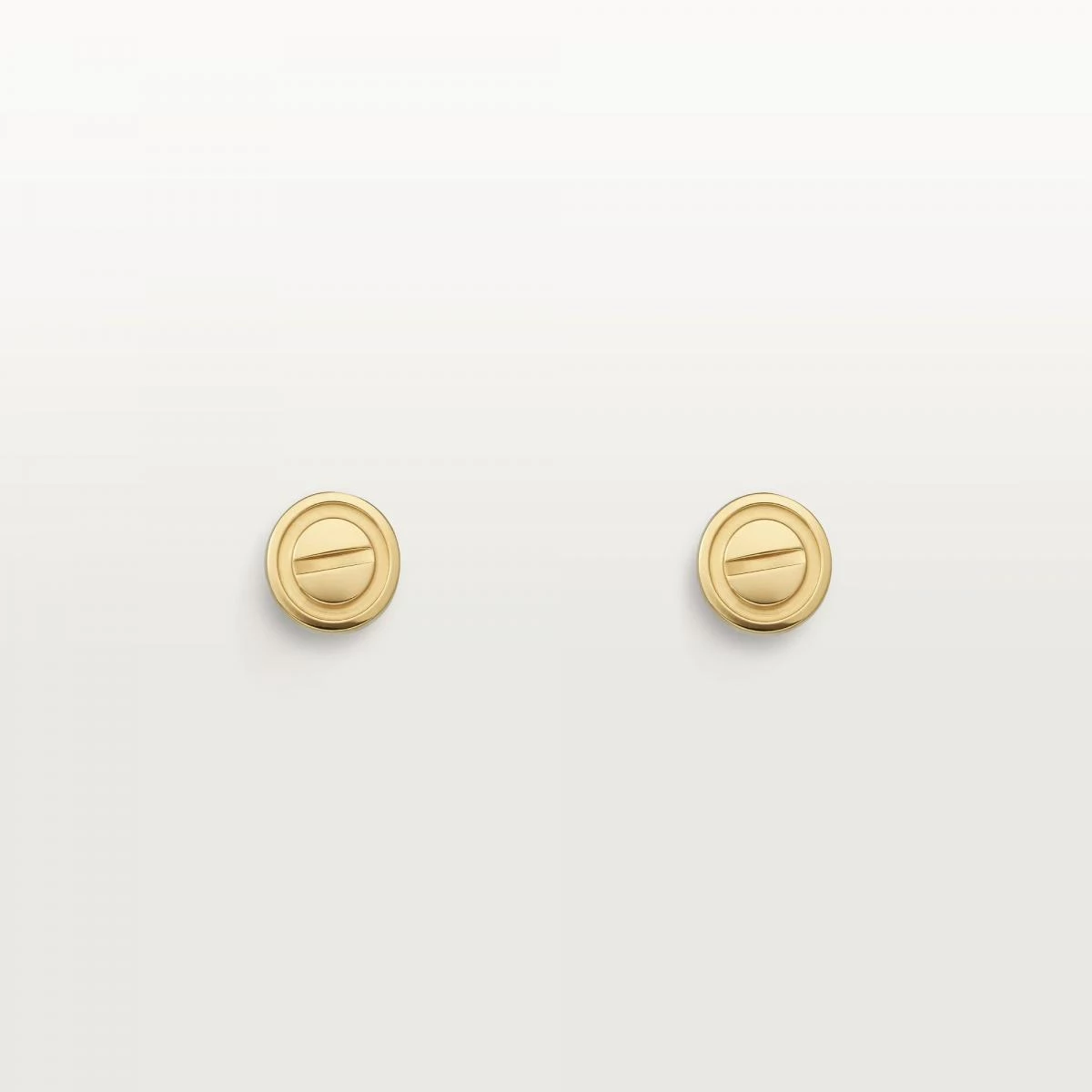 Cartier 的 Love 耳釘一直都有種魔力,它看似低調,卻在耳畔形成極穩定的存在感。7.2毫米的黃金圓形外框,搭配經典 Love 螺絲刻痕,就像替日常鎖上一個溫柔的承諾。這款耳環之所以歷久不衰,是因為線條乾淨、辨識度高,同時不會過度搶戲,能完美融入各種穿搭:無論是如林心如般的度假蕾絲上衣,或是辦公室裡的襯衫、針織衫,都能自然搭配。Love 系列向來象徵「緊密連結」,但在耳環上,它更像是一種沉著而穩定的氣質標記。若你想要一款第一眼就能看懂、又能陪伴很久的入門精品耳環,這款絕對榜上有名。
