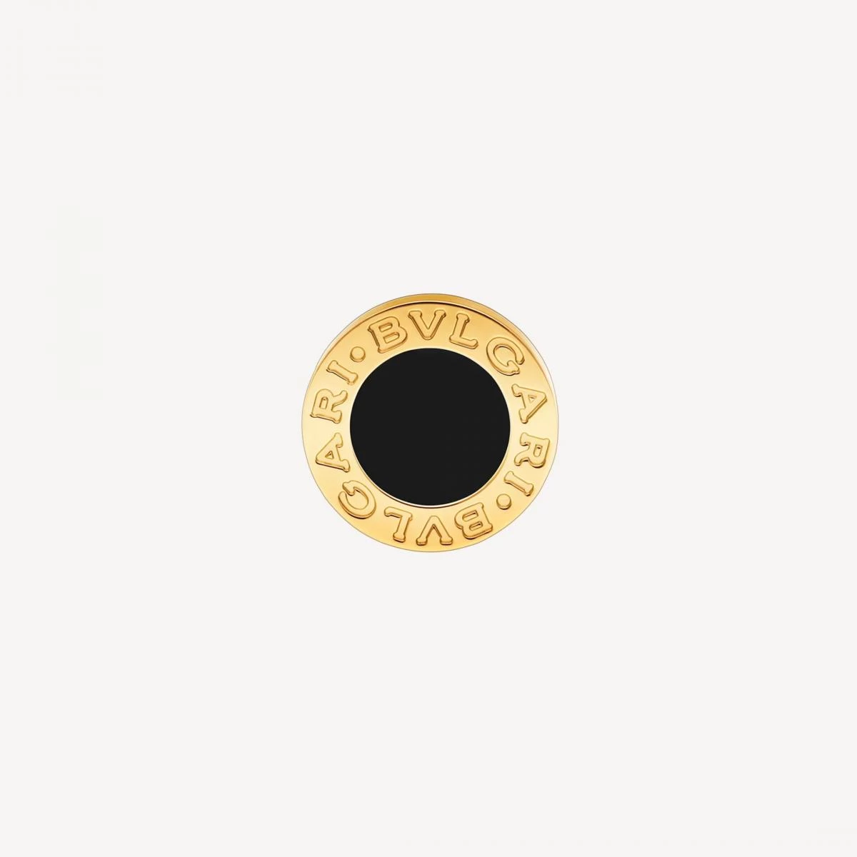 Bvlgari Bvlgari 單耳耳環屬於那種「越戴越上癮」的款式。靈感取自羅馬古幣的環形銘文,外圈刻上雙 Logo 字樣,中央則嵌上一圈深邃縞瑪瑙,金黑配色乾淨俐落、辨識度極高。它最迷人的特色在於「可玩性」:單戴一邊時,有種不經意的叛逆時髦;混搭不同寶石款,又能堆疊出屬於自己的個性組合。若你偏好極簡穿搭,它能成為讓臉部更有精神的小亮點;若你喜歡耳扣、混金或多層次佩戴,它也能穩穩扮演造型的視覺中心,不搶戲卻永遠耐人尋味。