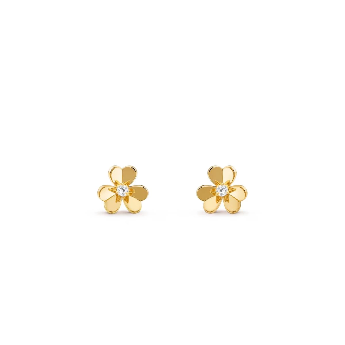 Van Cleef & Arpels 的 Frivole 迷你款,是會讓人「心動」的耳環。心形花瓣以18K黃金鏡面拋光打造,每一片花瓣都像捕捉到陽光的細小反射面,亮度自然、靈動,不會因為體積迷你而失去存在感。中央鑲上一顆鑽石,像是晨露落在花朵中心,為整體增添一絲柔亮。這對耳環的迷人之處,在於它既浪漫又不做作,戴上後會讓臉部線條變得更柔和,也能讓穿搭多一點「清新感」。若你偏愛林心如那種乾淨大方的度假風、或喜歡帶點少女氣息的日常 Look,這款非常百搭,能輕鬆提升氣質又完全不會過頭。