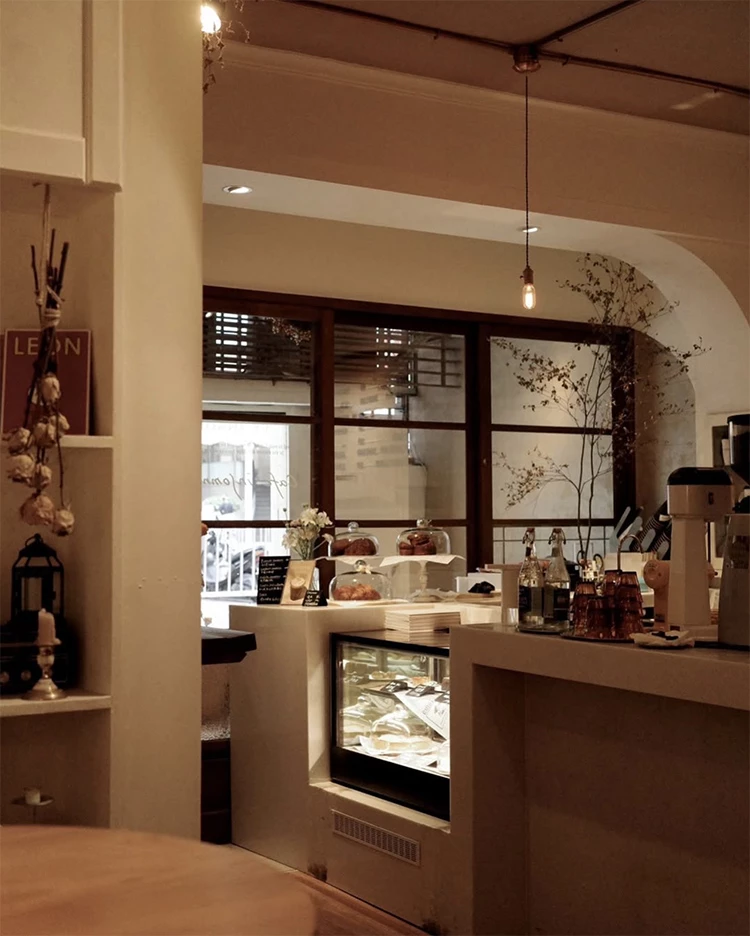 Cafe Insomnie最受歡迎的是半室外藤椅區,自然光灑落、微風吹拂,室內只有約12個座位,溫馨安靜