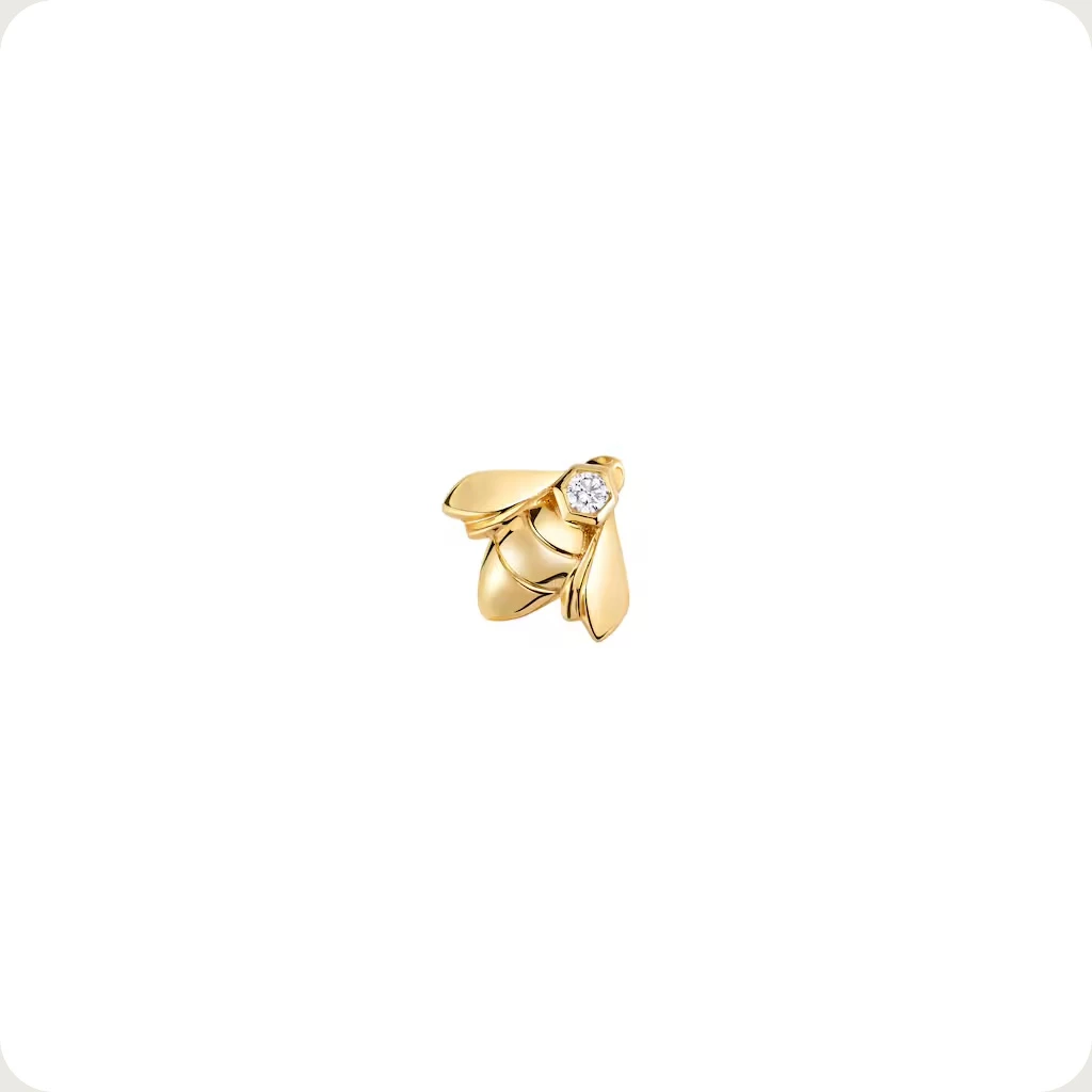 Bee de Chaumet 是這份清單中最具「故事感」的存在。蜜蜂象徵活力與生命力,而品牌以超過兩世紀的珠寶工藝,將這隻小生物雕琢得宛如會呼吸:翅膀光澤細膩、身軀線條溫潤,頂端還鑲上一顆明亮式切割鑽石,像是一束晨光落在牠的額間。與其說它是耳環,不如說是一枚能帶來好心情的護身符。尺寸雖小,細節卻豐富得令人上癮;近看可愛細緻,遠看則化成耳畔的一抹金色亮點,百搭又具個性。若你偏愛具有寓意、能陪伴日常的情緒系珠寶,這款會是最貼心、最能點亮心情的選擇。