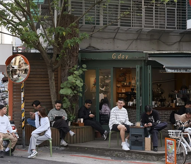 G’day Coffee 小巧的半開放式玻璃屋外觀搭配深綠門框,像是城市裡的迷你溫室。