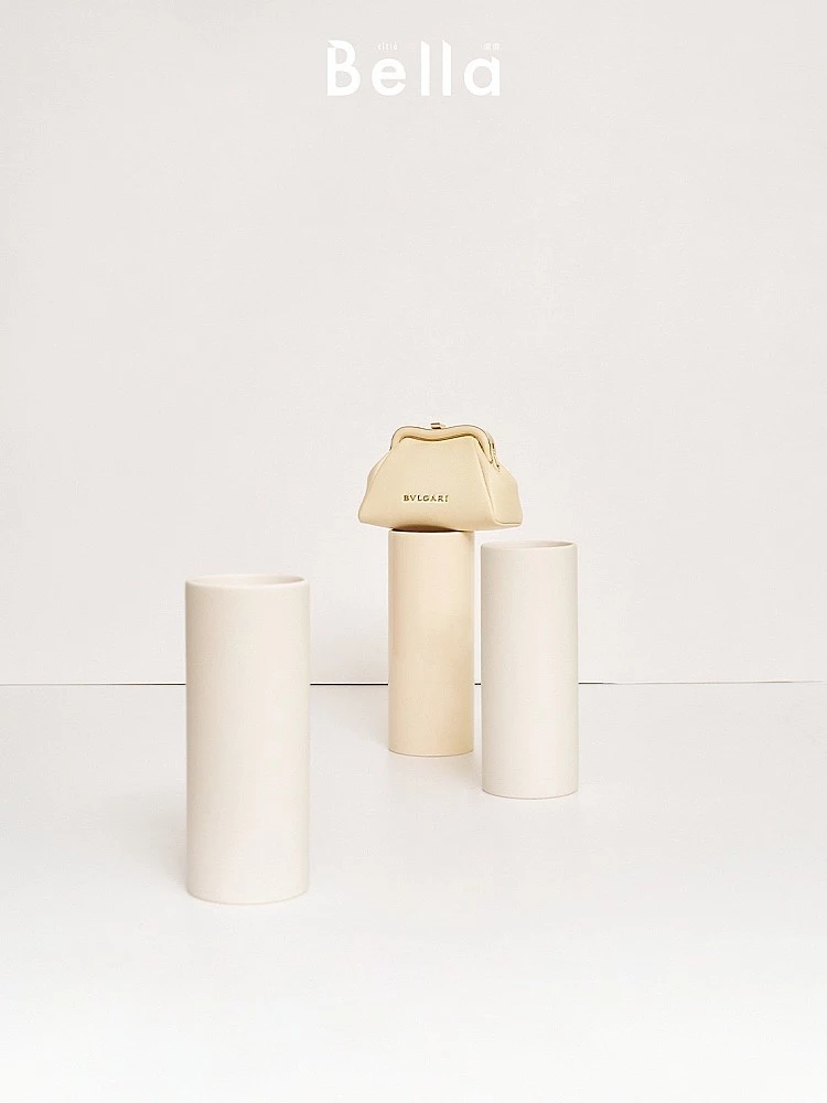 此圖為來自Bvlgari的奶油白「Serpentine Pouch」小巧澎潤的口金造型鏈條零錢包,造型復古、優雅的手拿包再度回籠,成為造型裝扮的最佳利器。