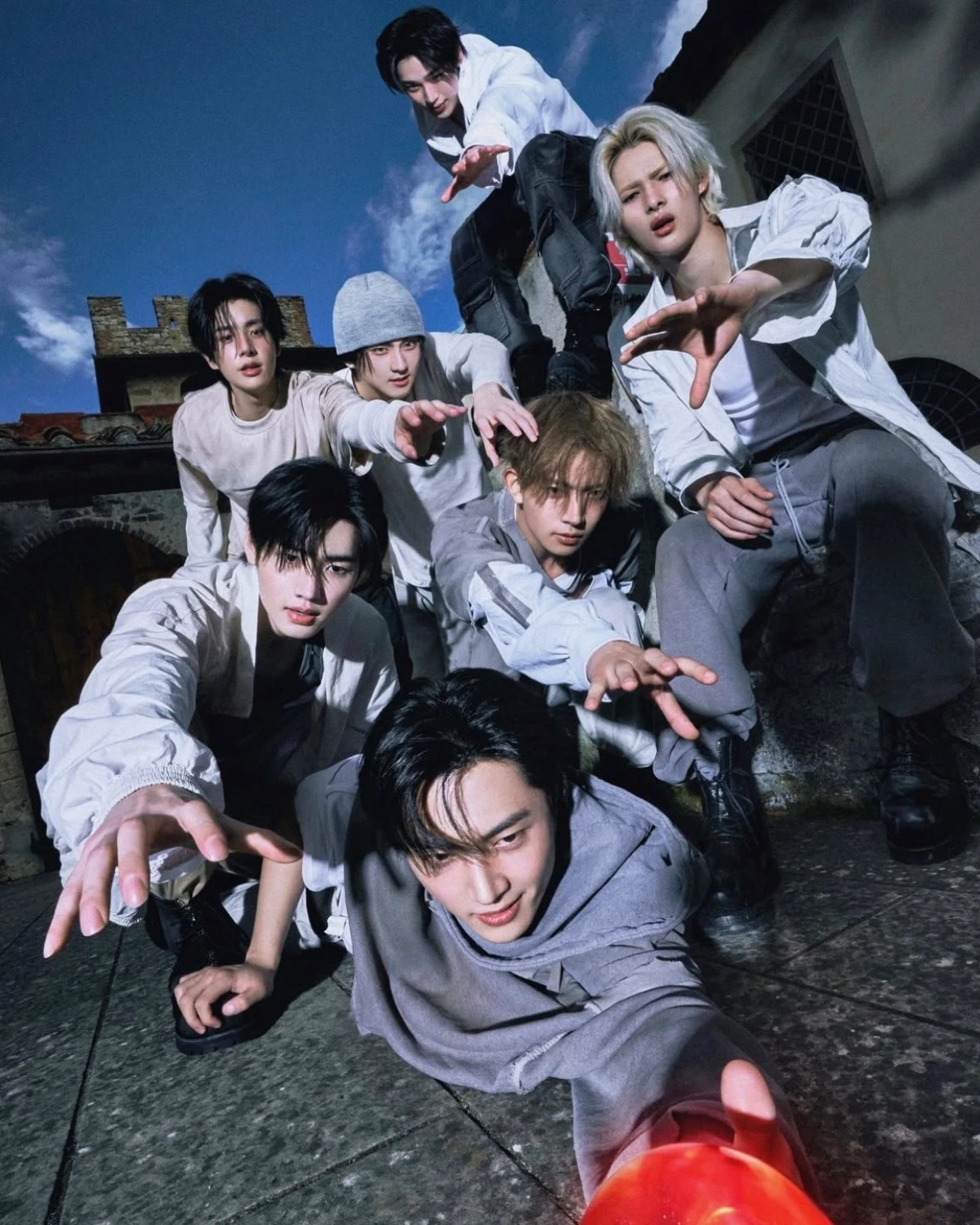 由選秀節目《I-LAND》誕生的 ENHYPEN,自 2020 年出道後,以吸血鬼、命運與青春等概念串連作品世界觀,再搭配強烈舞蹈表演以及流行、暗黑、R&B 等不同聲線,建立鮮明形象。加上團隊積極拓展 TikTok、YouTube、Instagram 等平台,因此在年輕族群具有高度傳播力,今年推出迷你專輯 《THE SIN : VANISH》 後,讓團體在實體專輯與海外市場的聲量再次上升。