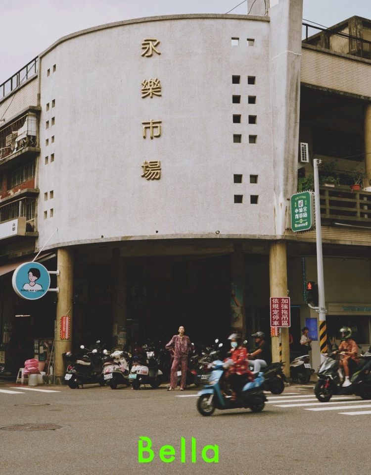 台南的永樂市場是觀光客最愛景點之一,有一個穿著Chanel實裝的模特兒站在這裡。