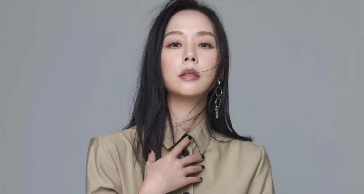 孫淑媚究竟是如何透過穿搭打造減齡效果的呢?現在就一起往下滑,看看編輯為你整理出的「4大孫淑媚減齡穿搭」小撇步,從西裝外套剪裁、單品搭配到整體比例,一次掌握孫淑媚穿出年輕感的重點。