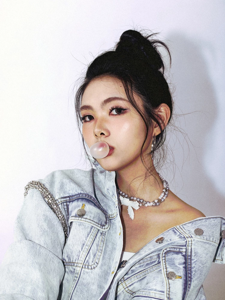 擁有台法混血身份的 Vikky,從小在法國巴黎長大,並精通法文、西班牙文與英文,不過會進入演藝圈則是她從沒料想到的。