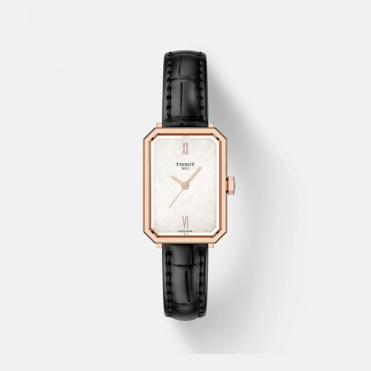 Tissot 以 SRV 系列向1920年代的 Art Deco 美學致敬，幾何線條與珍珠母貝面盤的結合，呈現柔中帶剛的女性力量。矩形錶殼搭配黑色皮革錶帶，線條乾淨俐落；防刮藍寶石鏡面與瑞士石英機芯則展現精準工藝。SRV 不只是縮寫，更象徵「Sapphire Rectangle V」——防水、堅固、優雅兼具。這款錶特別適合都會女性，簡約中帶著一絲復古格調，就像在忙碌生活中也懂得保留儀式感的你。