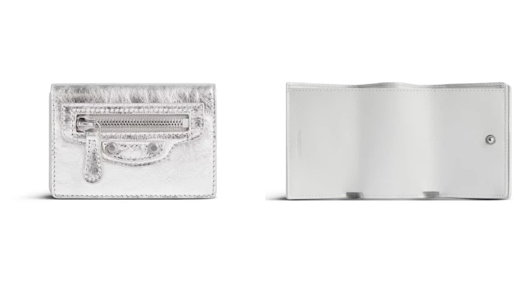 Balenciaga Le City Mini Wallet以銀色金屬光澤Arena小羊皮打造，，設計上低調中散發前衛時髦感，有著機車包的外型設計，標誌性拉鍊口袋與小巧鉚釘細節，迷你尺寸卻兼顧實用收納