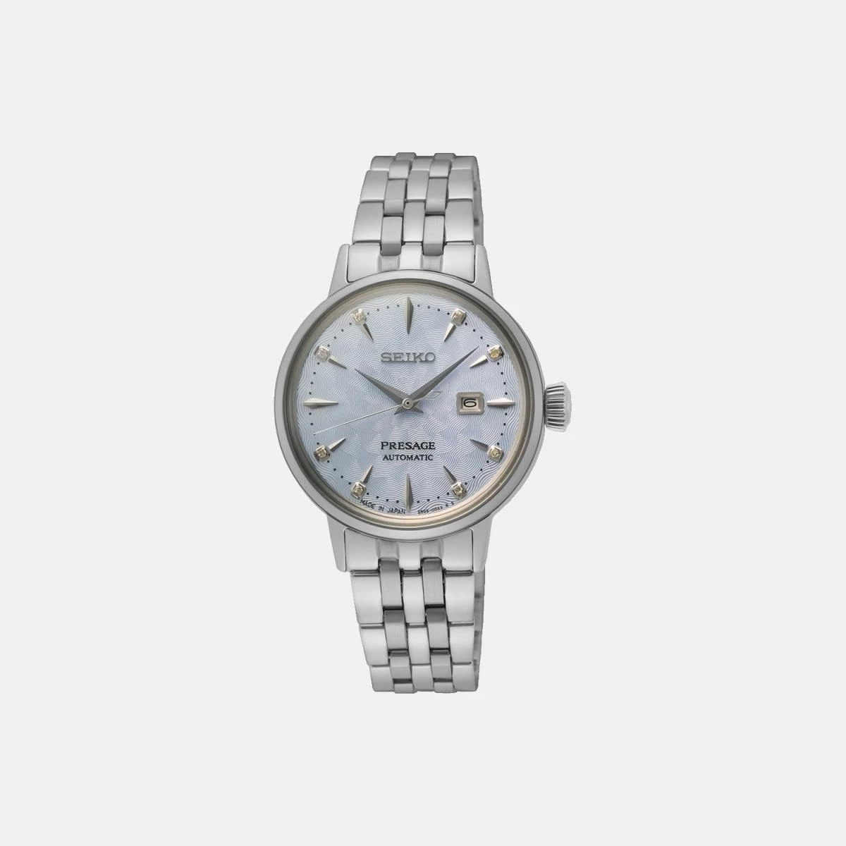靈感來自東京酒吧調酒文化，Seiko Presage Cocktail Time 將時間化為液體般的光影。淡紫色波紋錶盤宛如雞尾酒中氤氳的泡沫，細膩而富層次。搭載自動上鍊機芯，動力儲存約40小時，不鏽鋼錶殼精緻優雅，鑲鑽時標在燈光下閃爍微光。這款錶的美，在於它不只是計時工具，更像一首關於「慢生活」的詩——提醒你停下腳步，品味當下。