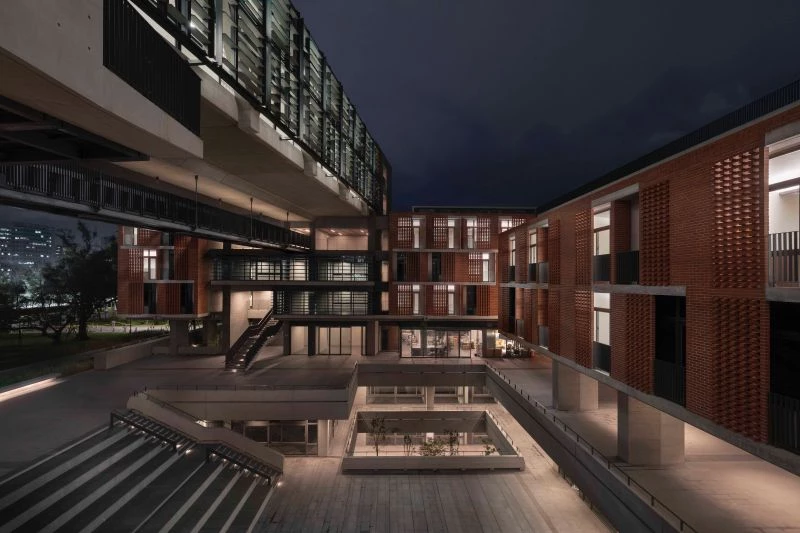 延續建築設計的思維,坐落於臺北市國立臺灣大學的人文館,未另設外牆照明,而是以內斂、溫柔的光線,巧妙點亮建築內部。藉由室內透光的細膩層次,烘托學術場域的沉靜厚度。透過光陪伴師生行走、凝視與停留,讓日常路徑被重新看見;照明引導空間動線,創造溫潤舒適的交流氛圍,使光、人與場域彼此交織,持續照亮知識與探索的道路。