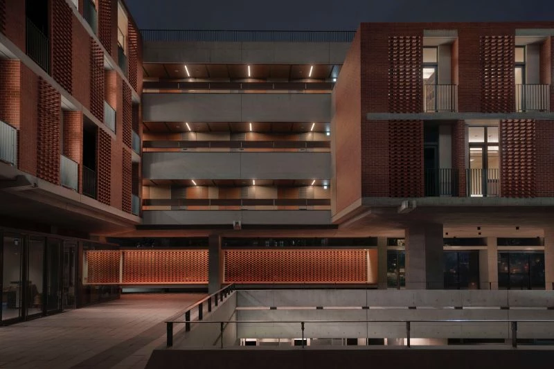 延續建築設計的思維,坐落於臺北市國立臺灣大學的人文館,未另設外牆照明,而是以內斂、溫柔的光線,巧妙點亮建築內部。藉由室內透光的細膩層次,烘托學術場域的沉靜厚度。透過光陪伴師生行走、凝視與停留,讓日常路徑被重新看見;照明引導空間動線,創造溫潤舒適的交流氛圍,使光、人與場域彼此交織,持續照亮知識與探索的道路。